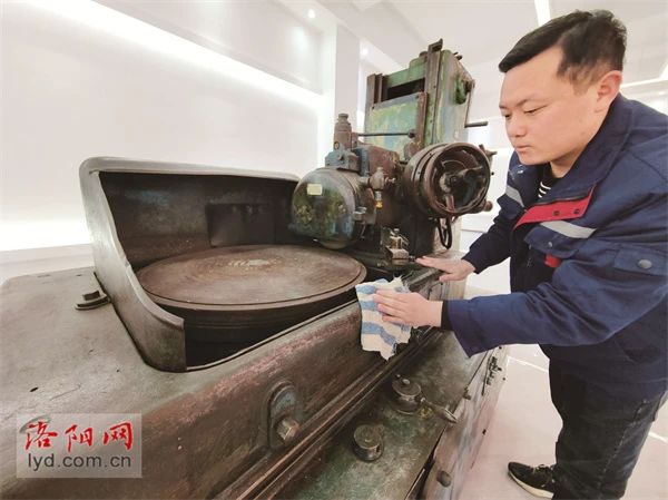 “洛陽(yáng)軸承”這么牛，這臺(tái)“63歲”磨床有一份功